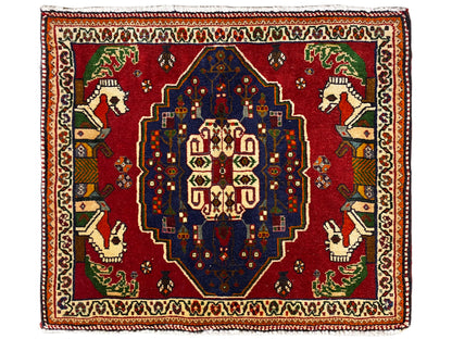 Poshti-Teppich mit rotem Grund, blauem Zentralmedaillon und dekorativer Bordüre