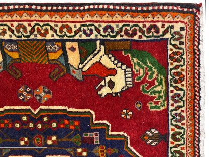 Poshti-Teppich Nahaufnahme, rotes Feld mit Tieren, blauem Zierrand und Musterbordüre