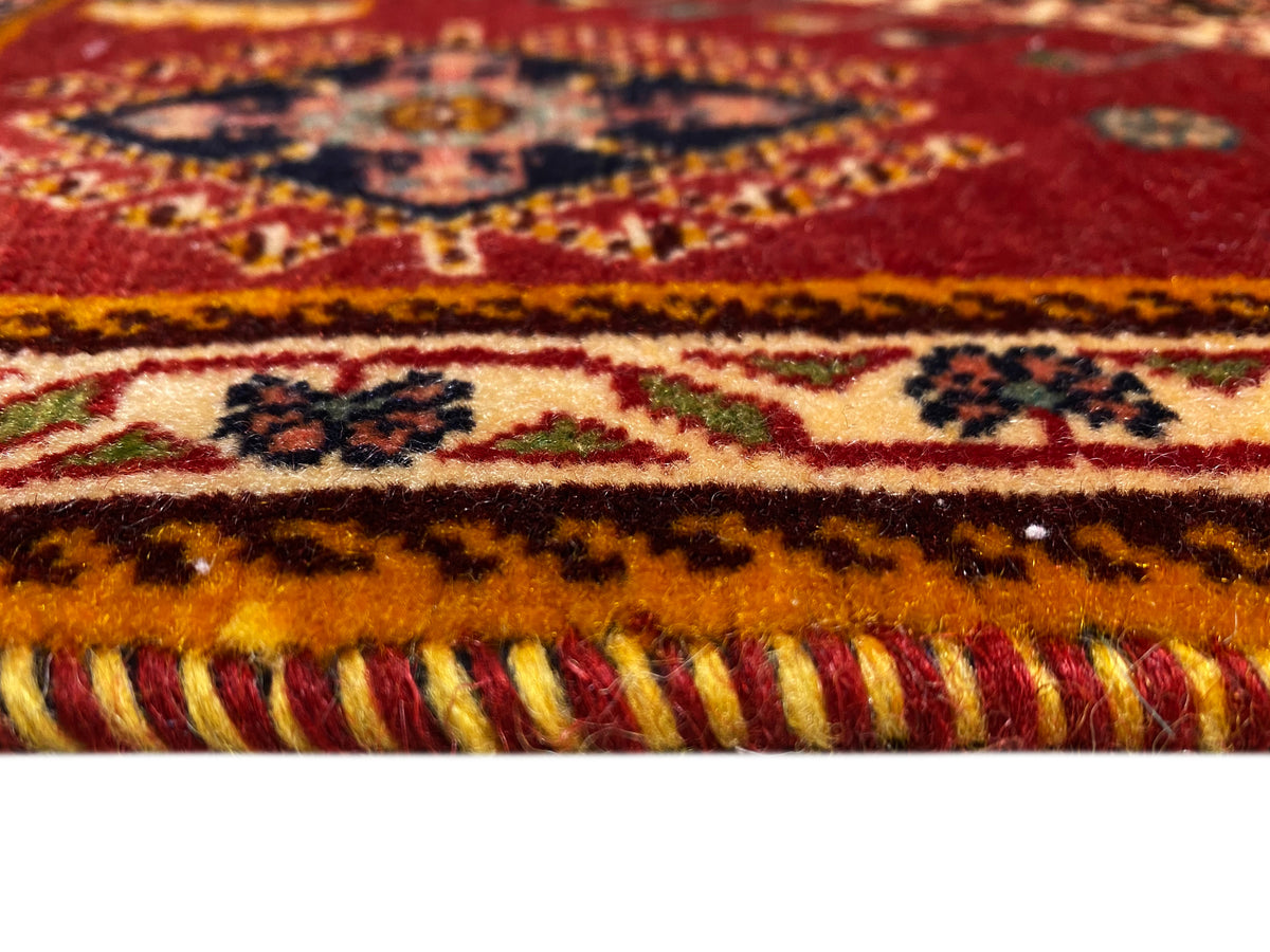 Poshti-Teppich Detail am Rand: Fransenbesatz und mehrfarbige Bordüren