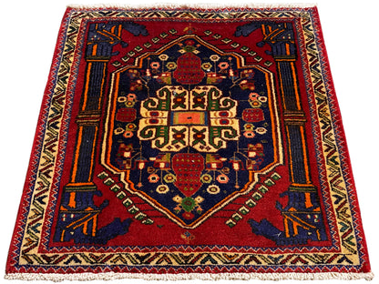 Poshti-Teppich 66x62 cm flach ausgelegt: rotes Zentermedaillon mit geometrischen Ornamenten.