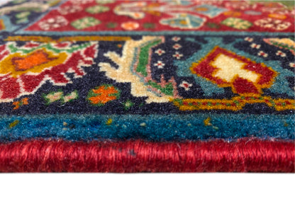Teppichrand im Detail: mehrfarbiges Ornamentmuster und dichter Flor mit Fransenabschluss