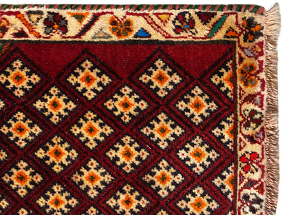 Poshti-Teppich 61x59 cm: Detail am Rand mit Fransen und geometrischen Ornamenten