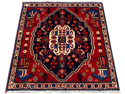 Quadratischer Teppich mit rotem Rand und dunklem Feld, stilisiertes Mittelornament
