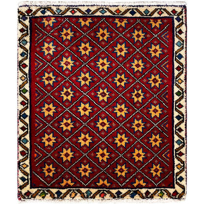 Quadratischer Teppich mit rotem Grund und mehrfarbigem geometrischem Sternmuster