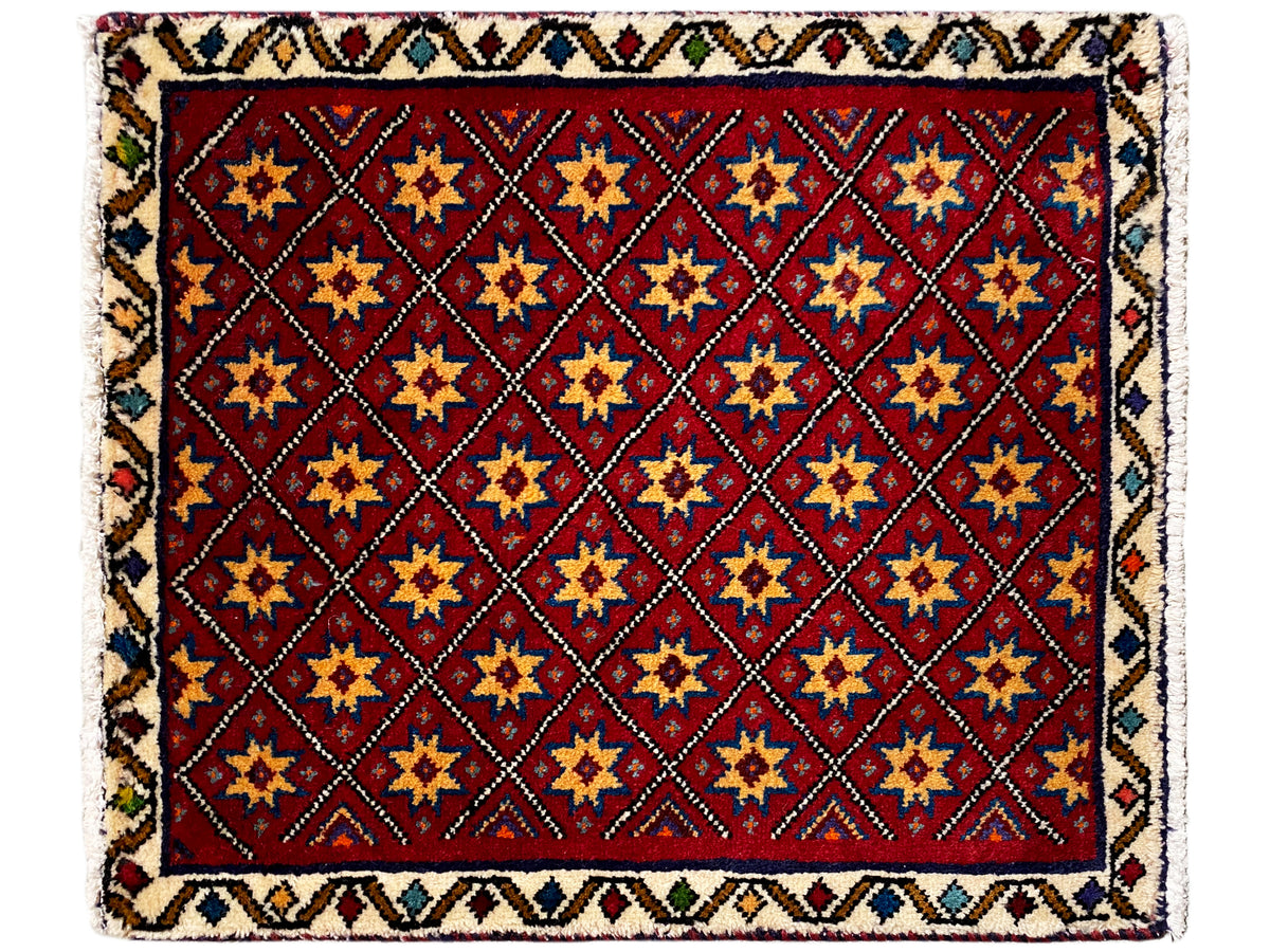 Quadratischer Teppich mit rotem Motiv und mehrfarbigem geometrischem Kachel-Sternmuster