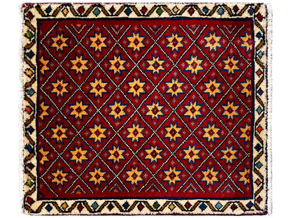 Quadratischer Teppich mit rotem Motiv und mehrfarbigem geometrischem Kachel-Sternmuster