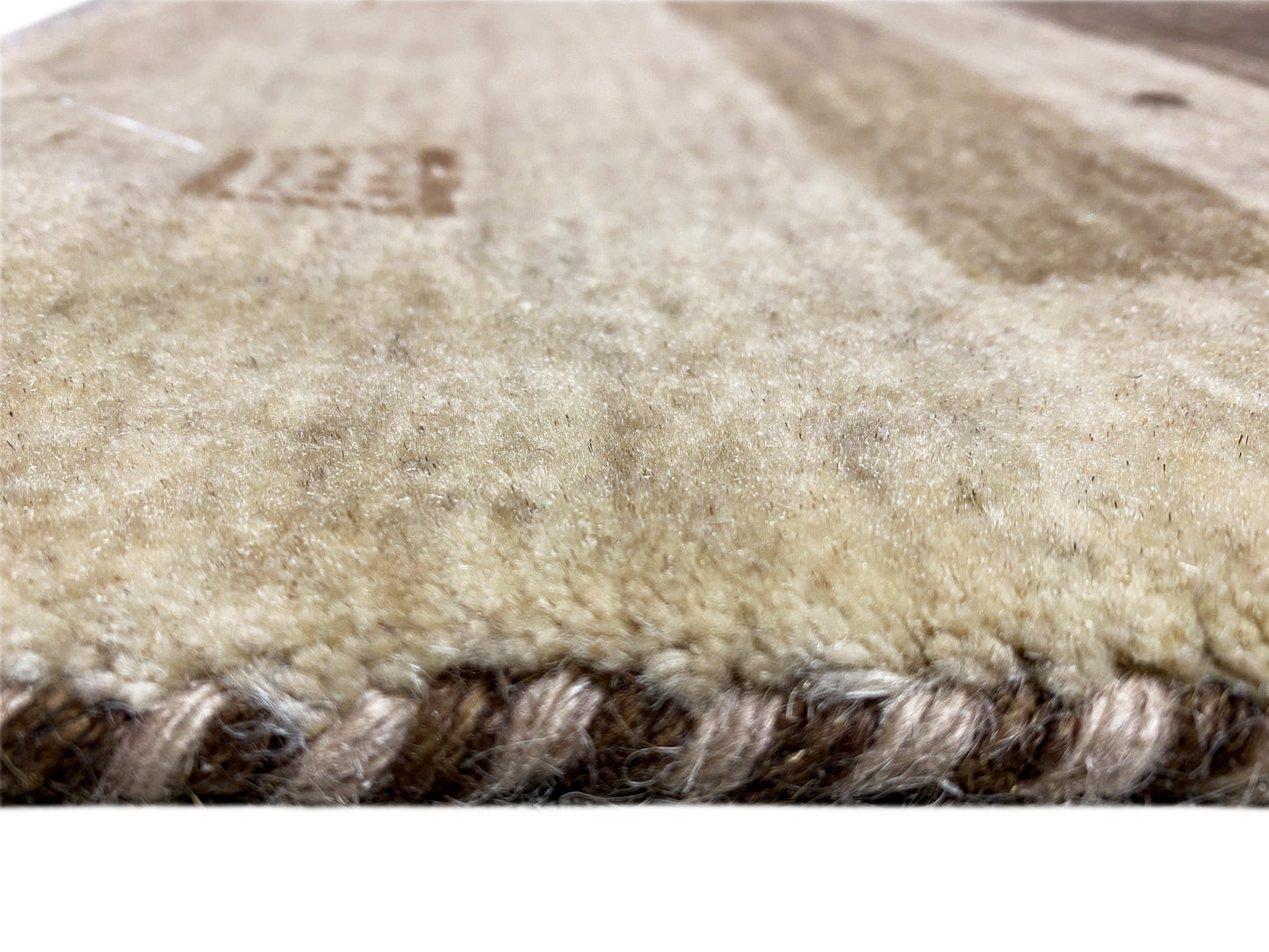 Moderner Wollteppich handgewebt mit dezentem Muster