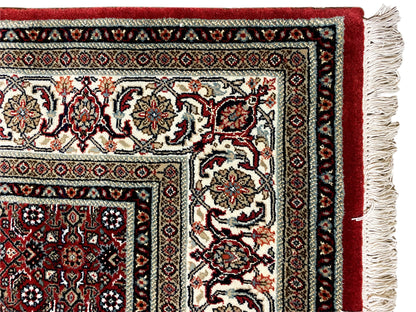 Detailaufnahme Bidjar Muster – handgeknüpfter Wollteppich in Rot und Creme