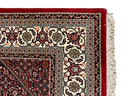 Roter Bidjar Teppich mit zentralem Medaillon und Bordüre