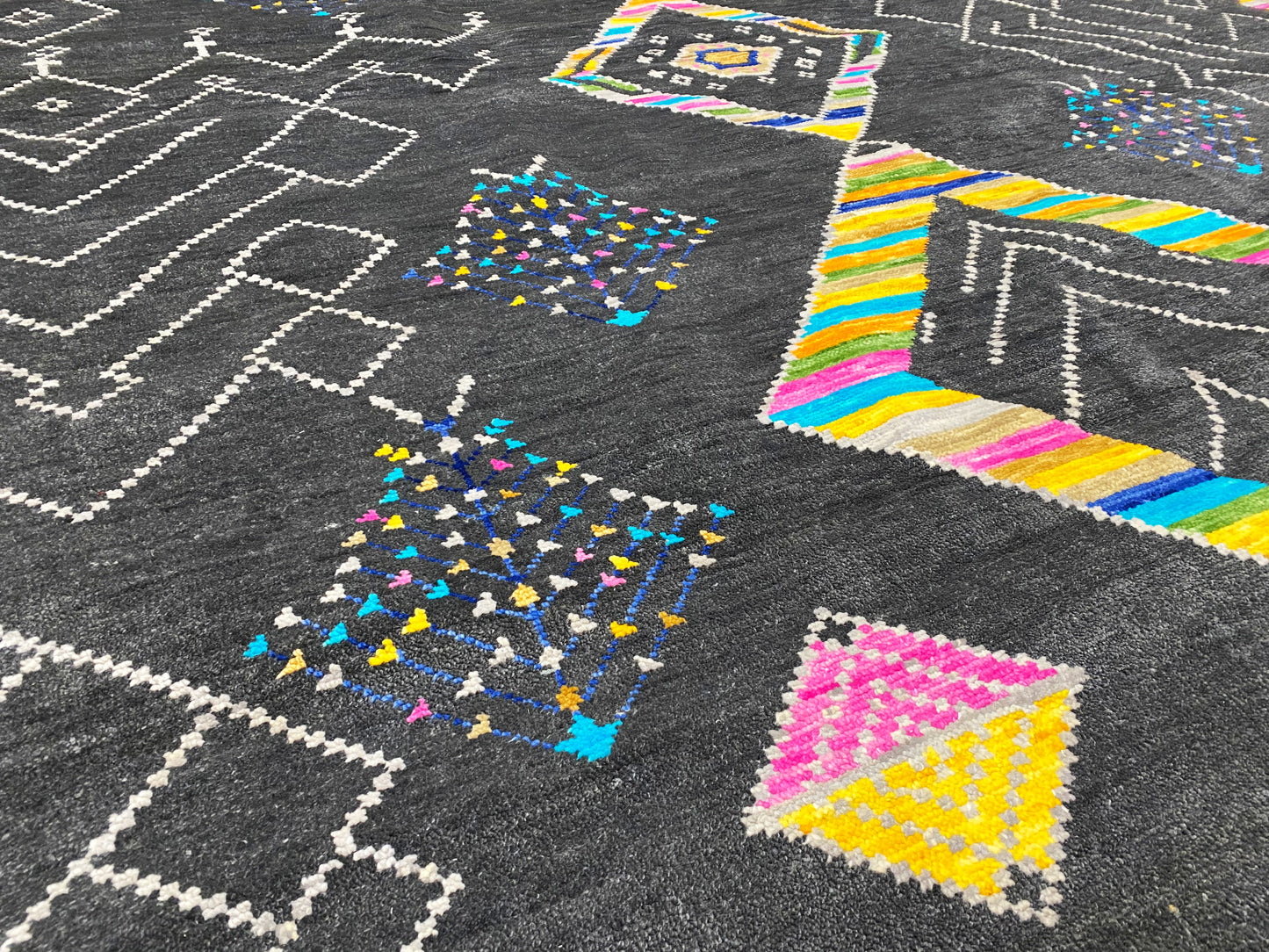 Designer Wohnzimmerteppich groß und handgeknüpft