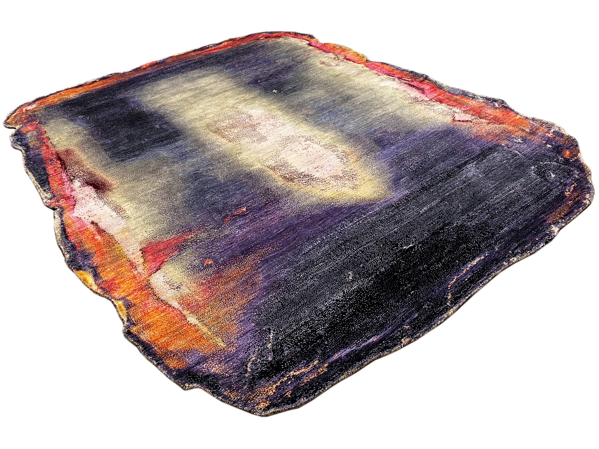 Zeitgenössischer Wohnteppich in Lila mit dezentem Rot