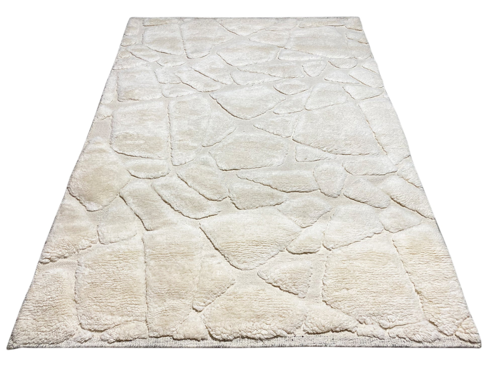 Neutraler Wollteppich im marokkanischen Stil für modernes Wohnzimmer