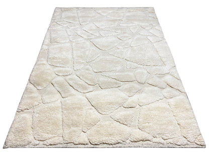 Neutraler Wollteppich im marokkanischen Stil für modernes Wohnzimmer